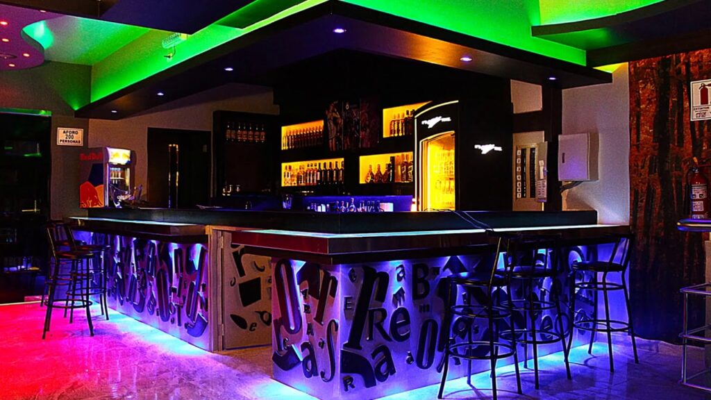 Interior d'una discoteca.