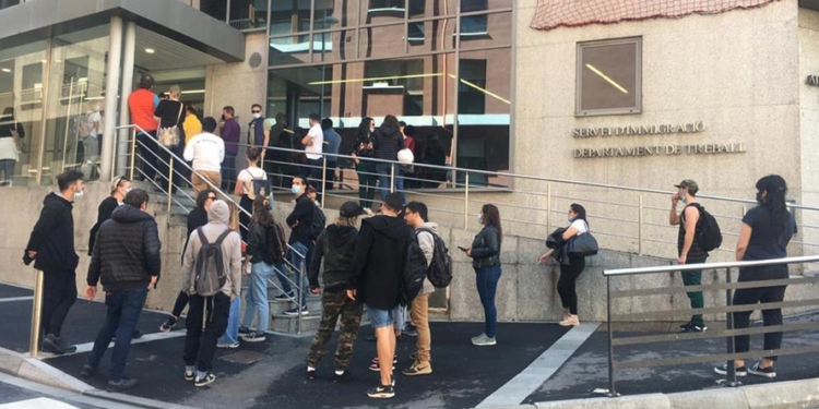 Cua a les dependències del Servei d'Immigració.