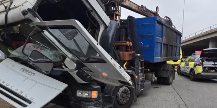 Dos agents es deixen xocar per un camió sense frens a Badalona per aturar-lo