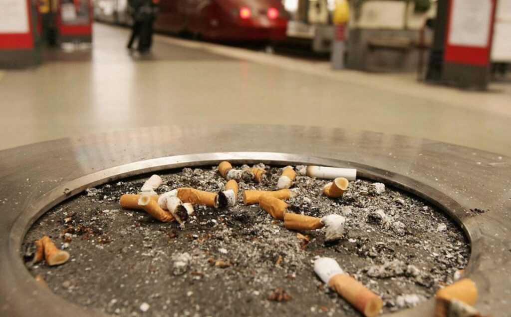 Un cendrer amb cigarros.