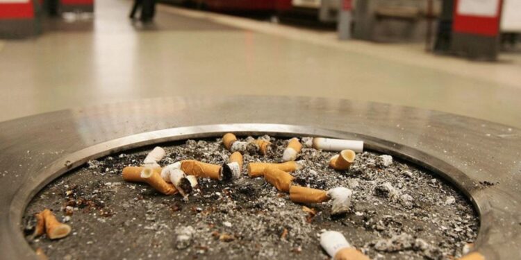 Un cendrer amb cigarros.