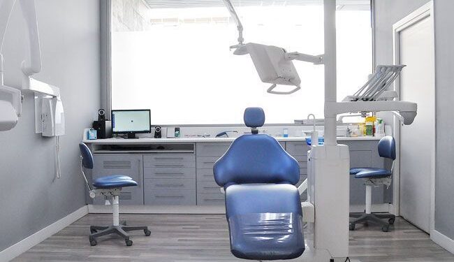 La imatge mostra una sala d'operacions d'una clínica dental.