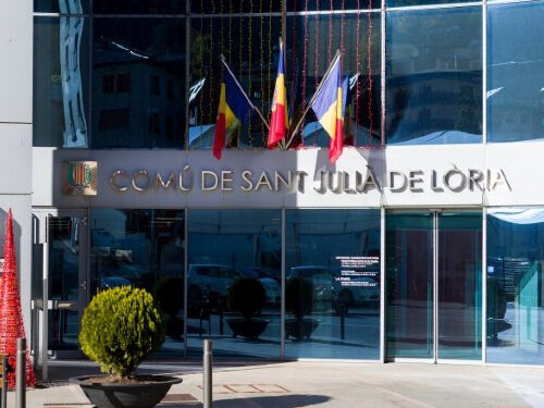 La fotografia mostra la façana de l'edifici administratiu del comú lauredià.