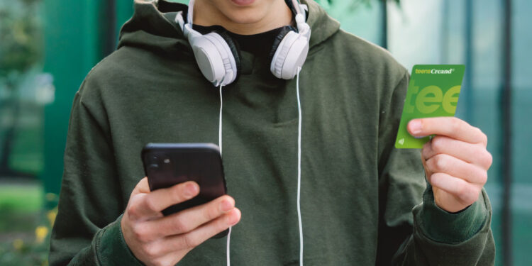 Fotografia d'un jove que fa servir Teens Creand.
