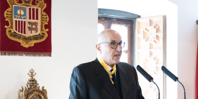 L'exsíndic Jordi Farràs fa el seu discurs a la sala dels Passos Perduts de Casa de la Vall