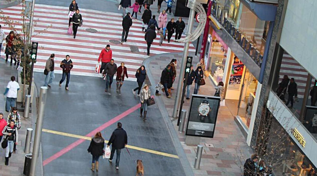 Baixada en l'entrada de visitants a l'octubre.