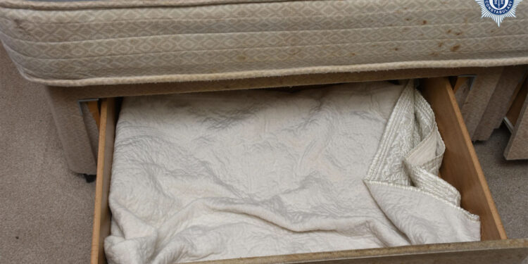 La policia britànica deté una mare que amagava la filla en un calaix des que va néixer