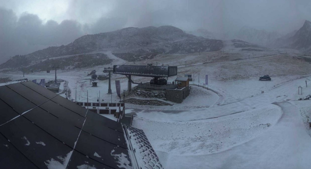 La imatge mostra l'estat d'un dels cims de l'estació de Grandvalira.