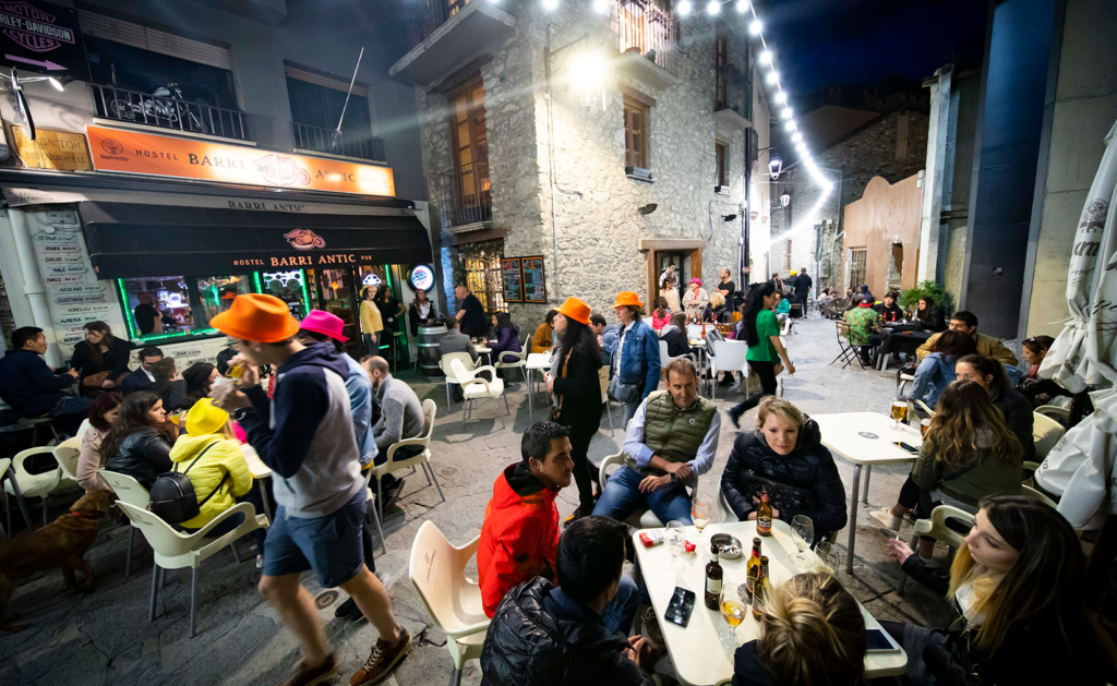 Imatge de múltiples persones gaudint d'una nit al bar