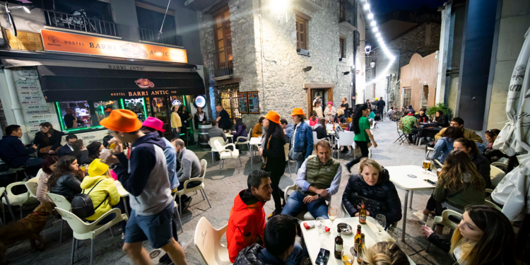 Imatge de múltiples persones gaudint d'una nit al bar