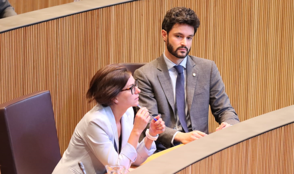 El president del grup parlamentari de Concòrdia, Cerni Escalé, jutament amb la presidenta suplent, Núria Segués