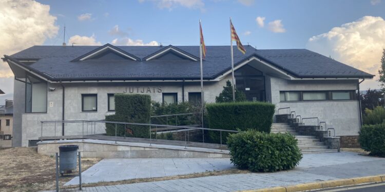 Detenen un home acusat d’assetjar sexualment una menor de la Cerdanya per xarxes