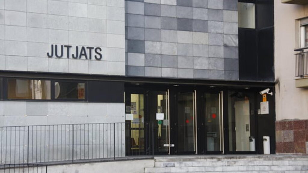 La fotografia mostra la façana dels jutjats de la Seu d'Urgell.