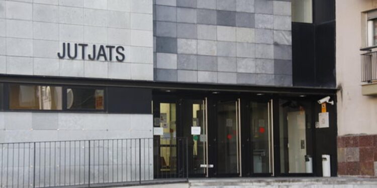 La fotografia mostra la façana dels jutjats de la Seu d'Urgell.