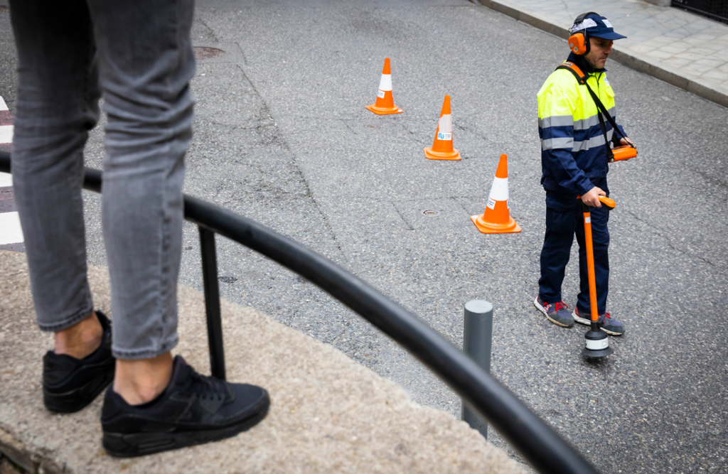 Un treballadors en les actuacions que es van fer durant la primera fase de la digitalització de la xarxa.