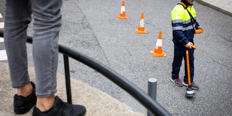 Un treballadors en les actuacions que es van fer durant la primera fase de la digitalització de la xarxa.