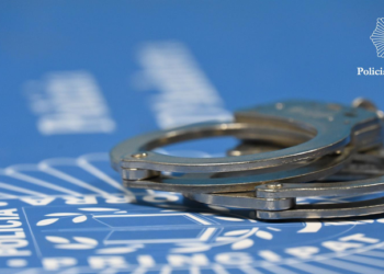 Detinguda per presentar un certificat laboral amb dades falsificades