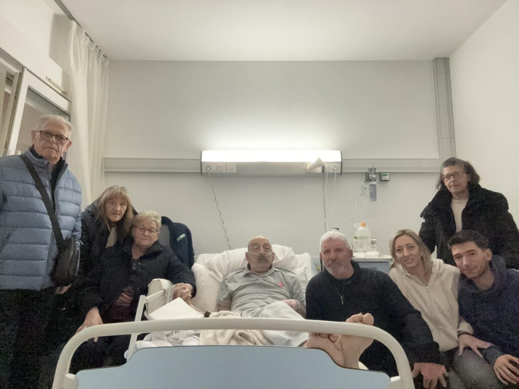 Foto De Joan Martínez Segura amb els seus familiars a l'hospital. Foto: Oriol Martñinez (Facebook).