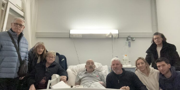 Foto De Joan Martínez Segura amb els seus familiars a l'hospital. Foto: Oriol Martñinez (Facebook).