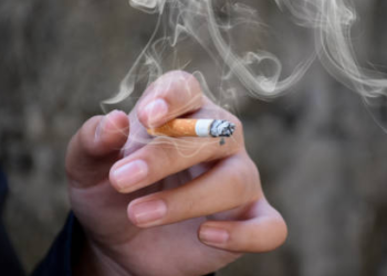 Fumar al carrer ja no és permès a Milà si no es respecta la distància mínima de 10 metres