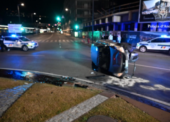 El vehicle bolcat a la rotonda de la Comella.