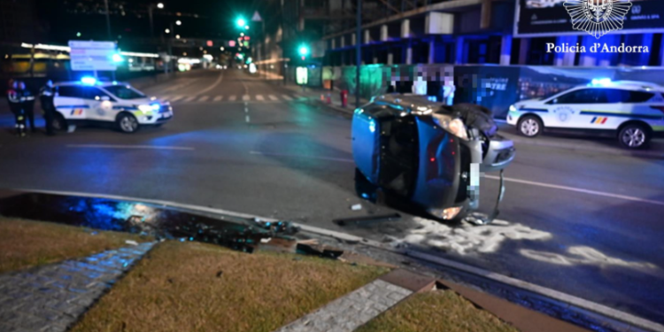 El vehicle bolcat a la rotonda de la Comella.