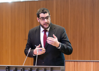 El conseller del grup parlamentari socialdemòcrata Pere Baró durant una de les seves intervencions.