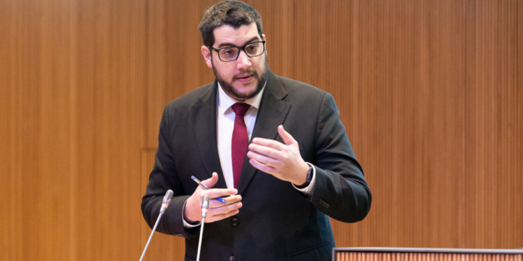 El conseller del grup parlamentari socialdemòcrata Pere Baró durant una de les seves intervencions.