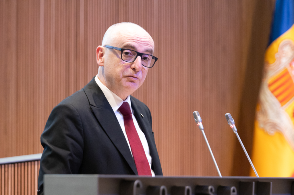 El ministre de Finances, Ramon Lladós, durant la sessió de Consell General.