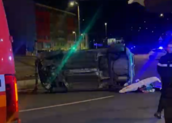 Vehicle bolcat davant la discoteca Kapital.