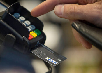 Agafa la targeta de crèdit a la parella abans que el deixi per gastar 2.090 euros