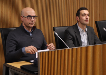 El vicepresident del Col·legi Oficial d’Enginyers d’Andorra, José Luis González Brunat, i el president Vicenç Jorge, a la comissió d’estudi per assegurar un creixement urbanístic sostenible.