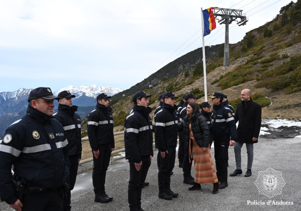 Els cònsols d'Encamp saluden els alumnes de la 59a promoció de la policia.
