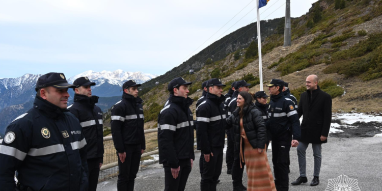 Els cònsols d'Encamp saluden els alumnes de la 59a promoció de la policia.