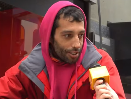 Imatge del vídeo on es fa una entrevista ràpida a un retolista.