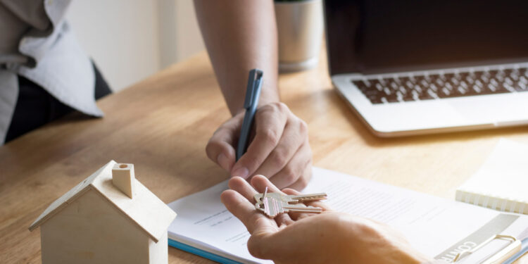 Signatura d'un contracte de lloguer.