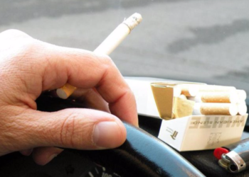 Acaba detingut després de negar-se a apagar la cigarreta mentre feia el ple