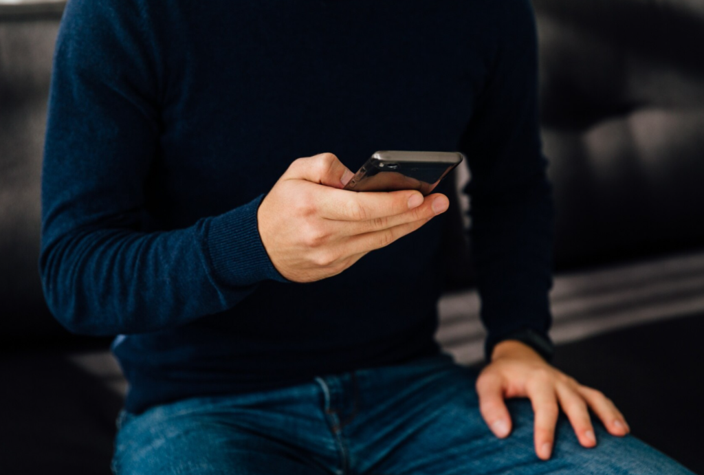 Un usuari fent servir el seu telèfon intel·ligent.