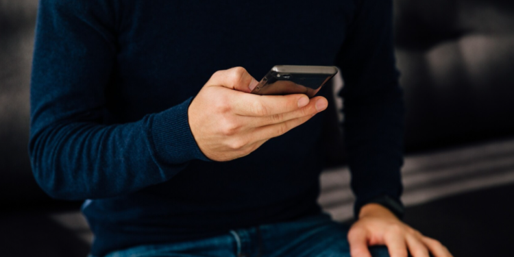 Un usuari fent servir el seu telèfon intel·ligent.