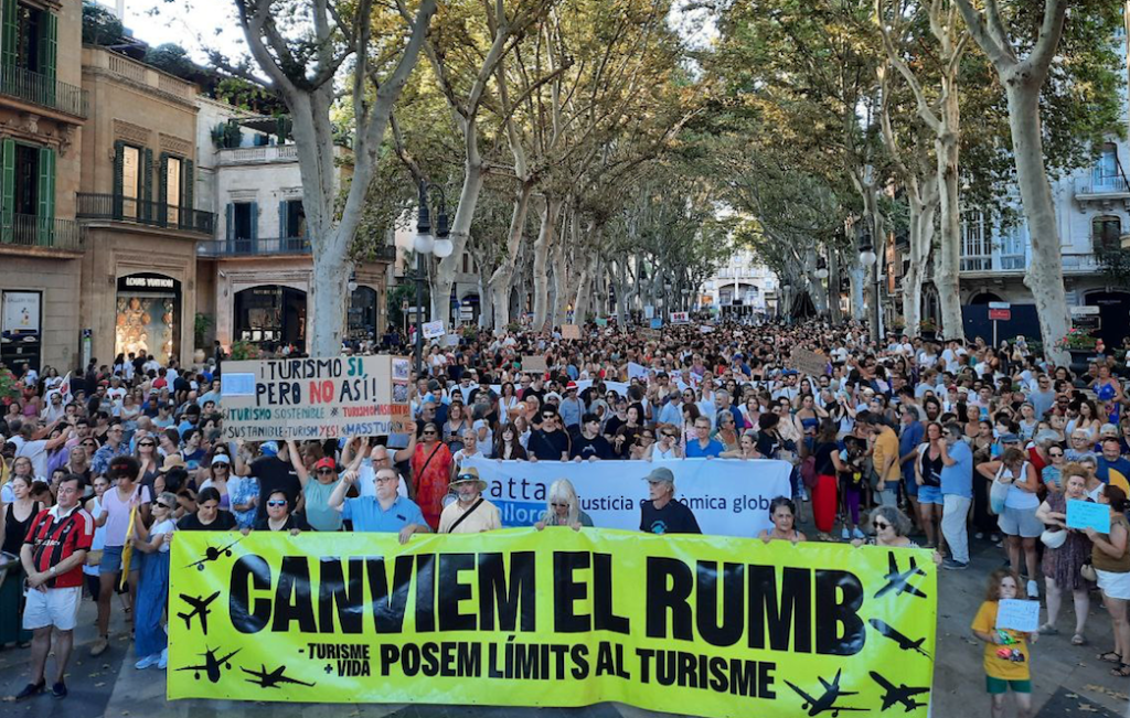 Una manifestació de Pirineu Viu contra la massificació del turisme.