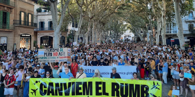 Una manifestació de Pirineu Viu contra la massificació del turisme.