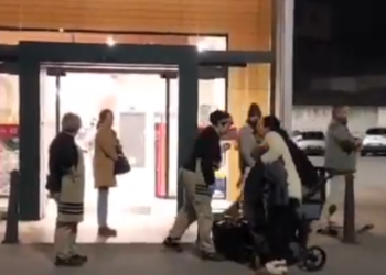 Imatge de la discussió a l'entrada del supermercat.