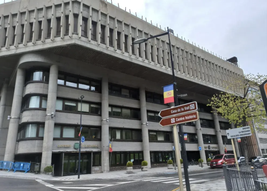 L'entrada d'autoritats, situada a la cantonada de l'edifici de Govern, es reformarà. Foto: Google.