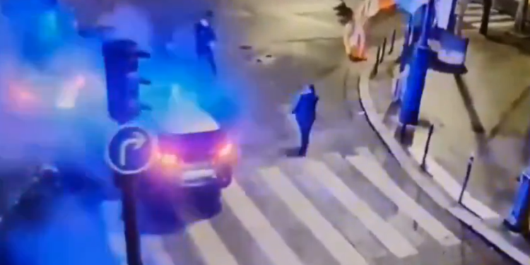 El vídeo del xoc múltiple de cotxes patrulla a París en una persecució