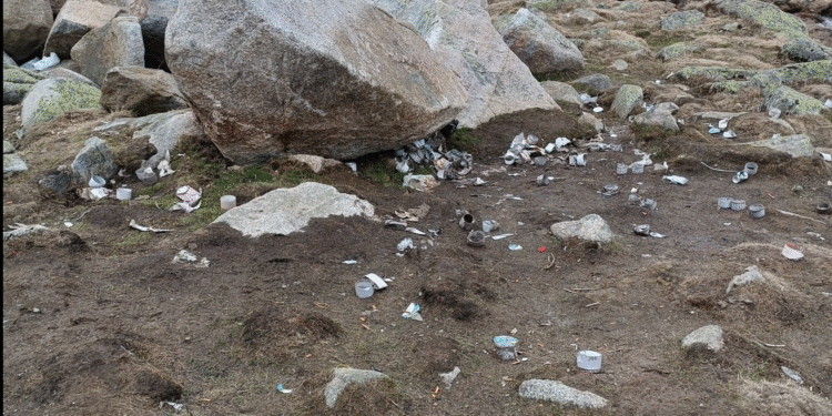 Imatge de la muntanya plena de residus dels contrabandistes al Pas. Foto: Xarxes.