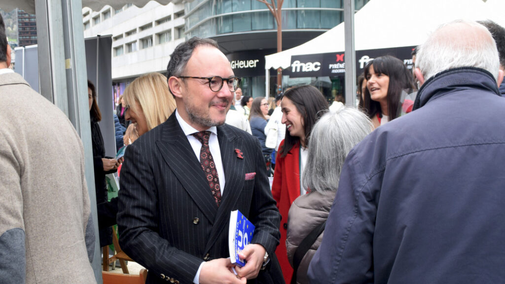 Xavier Espot amb el llibre 'Europa. Última oportunidad' a la fira de Sant Jordi d'Andorra la Vella.