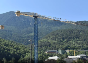 Grues de la construcció el centre d'Andorra la Vella.