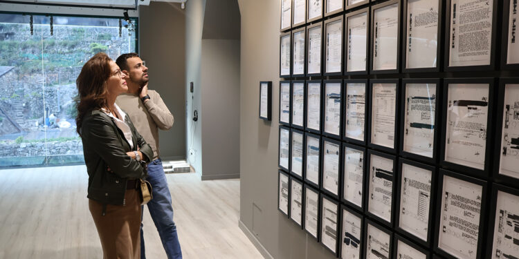Visitants a la mostra cancel·lada. Foto: ANA.