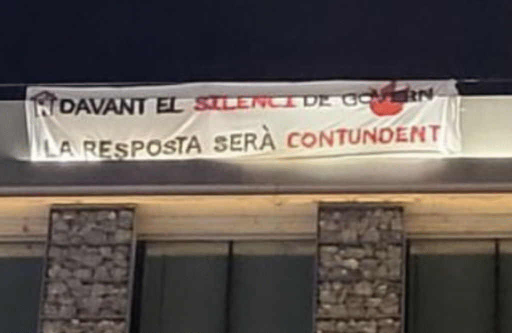 Pancarta d'Habitatge Digne penjada al Consell General. Foto: HD.