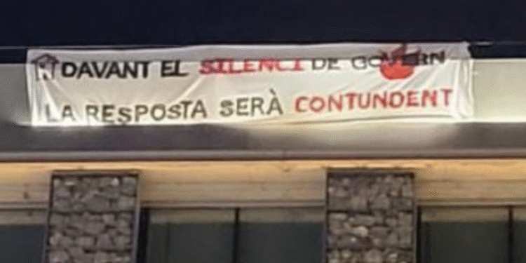 Pancarta d'Habitatge Digne penjada al Consell General. Foto: HD.